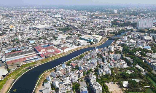 Một đoạn kênh Tham Lương - Bến Cát qua Gò Vấp và Tân Bình đang được kè bờ và đường hai bên.  Ảnh: Anh Tú
