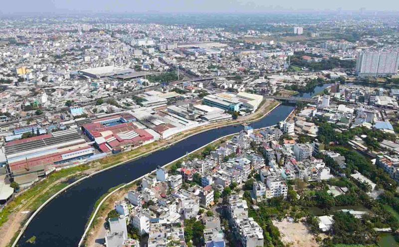 A section of Tham Luong - Ben Cat through Go Vap and Tan Binh is being embanked by the shore and the two sides.  Photo: Anh Tu