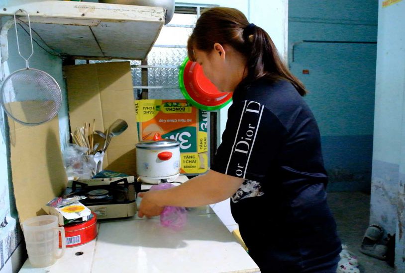 Back to work after the Tet holiday, many workers warmly hearted when the landlord reduced the rent. Photo: My Ly