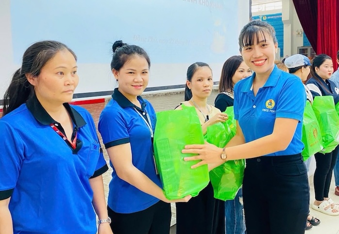 Ms. Nguyen Thi Mai Chi (3rd, from left to) - Head of social responsibility, New Apparel Far Eastern Vietnam Co., Ltd., Binh Phuoc Labor Federation - is one of 95 workers who are members of the Communist Party of Vietnam Male will be honored by the VGCL. Photo: Dinh Trong