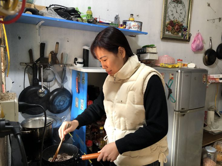 Ms. Nguyen Thi Thanh Huyen said she would continue to participate in social insurance so that later on pension. Photo: Bao Han