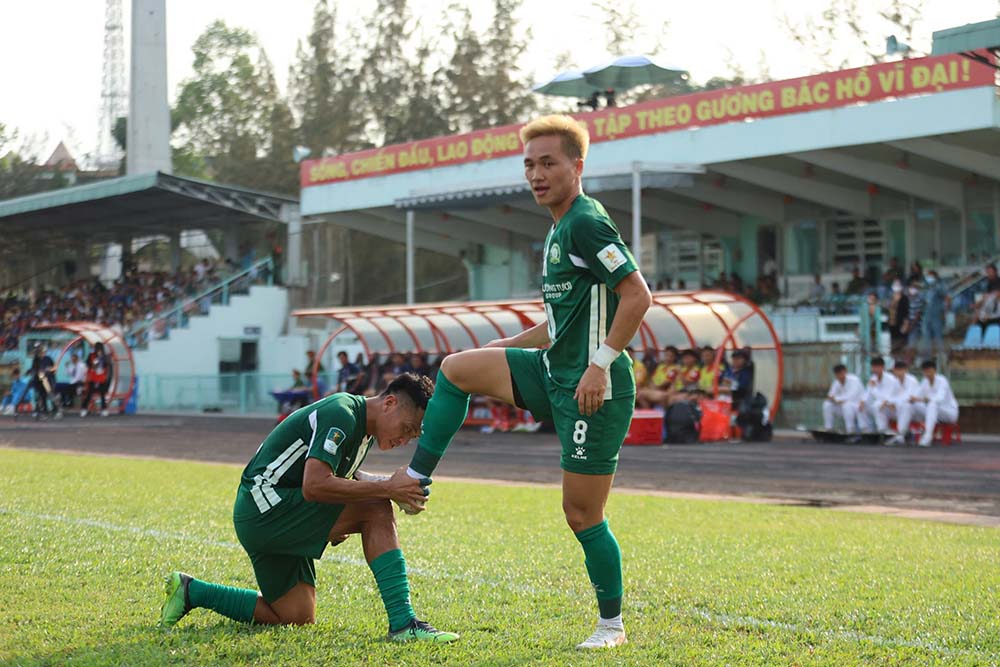 Tuy nhien, hang thu cua doi chu nha khong the dung vung den het hiep 1. Phut 30, Luu Tu Nhan thuc hien pha nga nguoi bat vo-le tuyet dep trong the quay lung ve khung thanh, mo ti so cho Binh Phuoc.