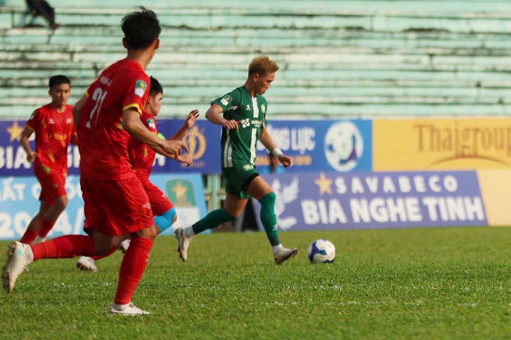 Tuy nhien, voi doi hinh vuot troi va nhieu kinh nghiem hon, Binh Phuoc khong gap nhieu kho khan de chiem linh the tran truoc doi chu nha.