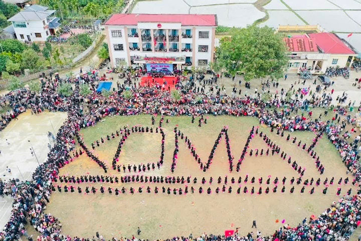 Le hoi Xo May gan voi Le cau dinh Na Ngam, xa Muong Lai. Day la ngoi dinh co cua nguoi Tay, mang dam ban sac van hoa, tin nguong so khai. Dinh tho 3 ong than nui Dan Deng, Dan Khao, Dan Dam va ong than song Chay - la mot trong 3 dong song mang dam net van hoa dac cua tinh Yen Bai.  