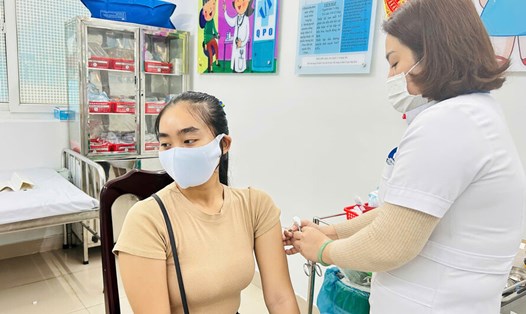 Người dân chủ động đến tiêm vaccine cúm mùa tại Bệnh viện Sản - Nhi tỉnh Quảng Ngãi. Ảnh: Kim Ny.
