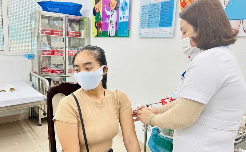 People actively come to the seasonal flu vaccine at the Obstetrics and Pediatric Hospital in Quang Ngai Province. Photo: Kim Ny.