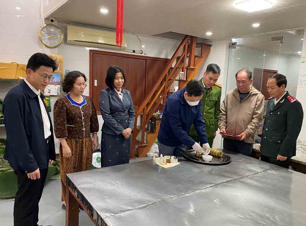 Ha Tinh interdisciplinary delegation checked food safety with sausages in Ho Chi Minh City. Ha Tinh. Photo: Thu Hoa.