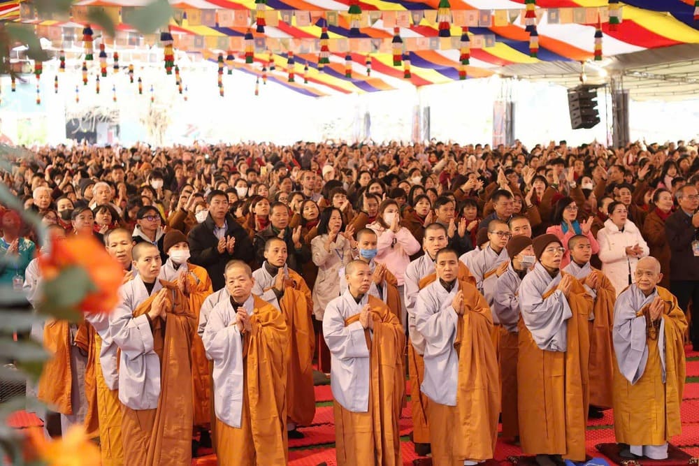 Many pilgrims attend the French prayers at the Mandala Tay Thien Stupa. Photo: BTC