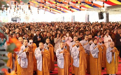 Many pilgrims attend the French prayers at the Mandala Tay Thien Stupa. Photo: BTC