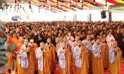 Nhiều người dân hành hương về dự Pháp hội Cầu an tại Đại Bảo Tháp Mandala Tây Thiên. Ảnh: BTC