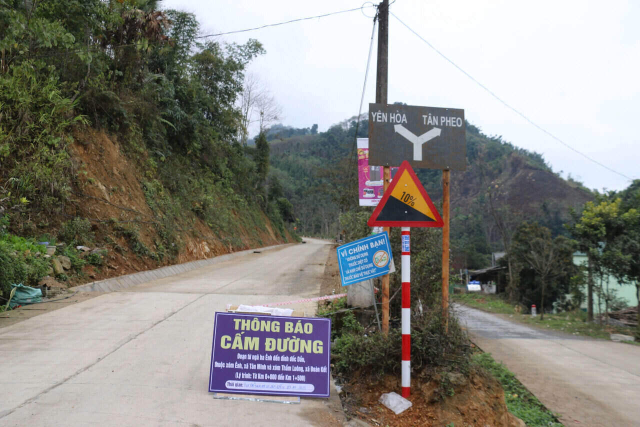 Du an cai tao, sua chua duong huyen DH.34 tu nga ba Enh xa Tan Minh di xa Yen Hoa duoc xay dung tai xa Tan Minh, xa Doan Ket, huyen Da Bac, tinh Hoa Binh. Anh: Dang Tinh