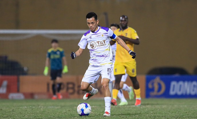 Van Quyet scored a double in the 3-0 victory of Hanoi FC against Song Lam Nghe An. Photo: Minh Dan