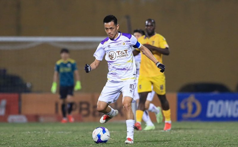 Van Quyet scored a double in the 3-0 victory of Hanoi FC against Song Lam Nghe An. Photo: Minh Dan