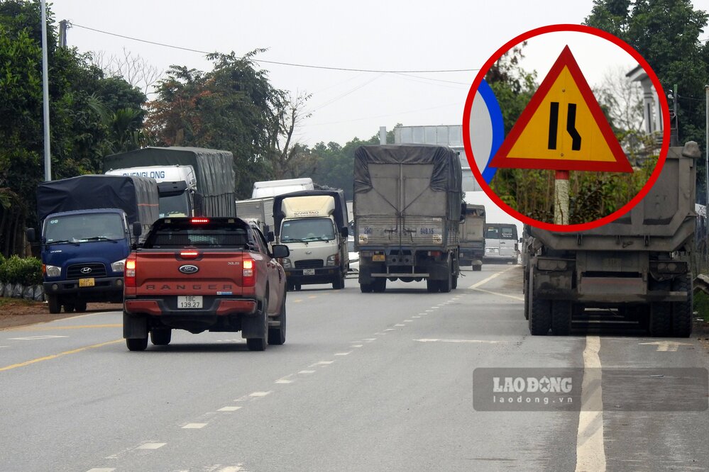 Đoạn đường Hồ Chí Minh gần cao tốc Tuyên Quang - Phú Thọ đông phương tiện lưu thông nhưng mặt đường hẹp, đang được cắm biển đường hẹp bên phải. Ảnh: Tô Công.