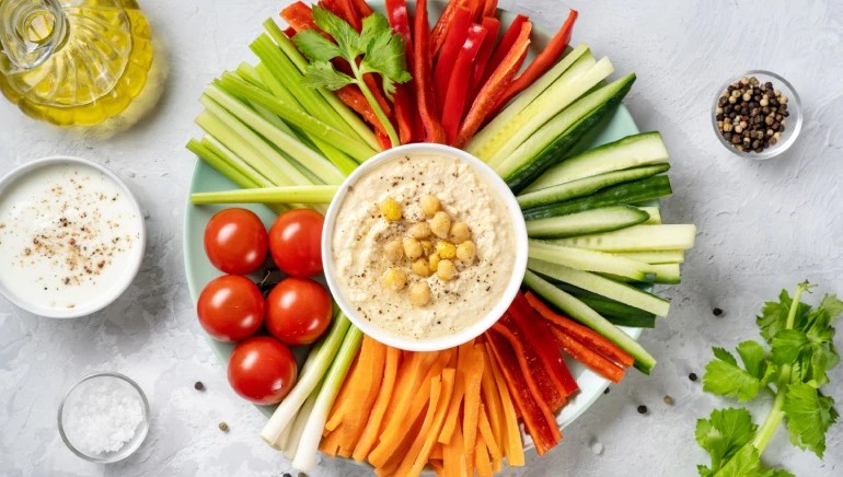 Hummus làm từ đậu gà, có nhiều chất xơ và chất béo lành mạnh giúp giảm cân hiệu quả. Ảnh: Adobe Stock