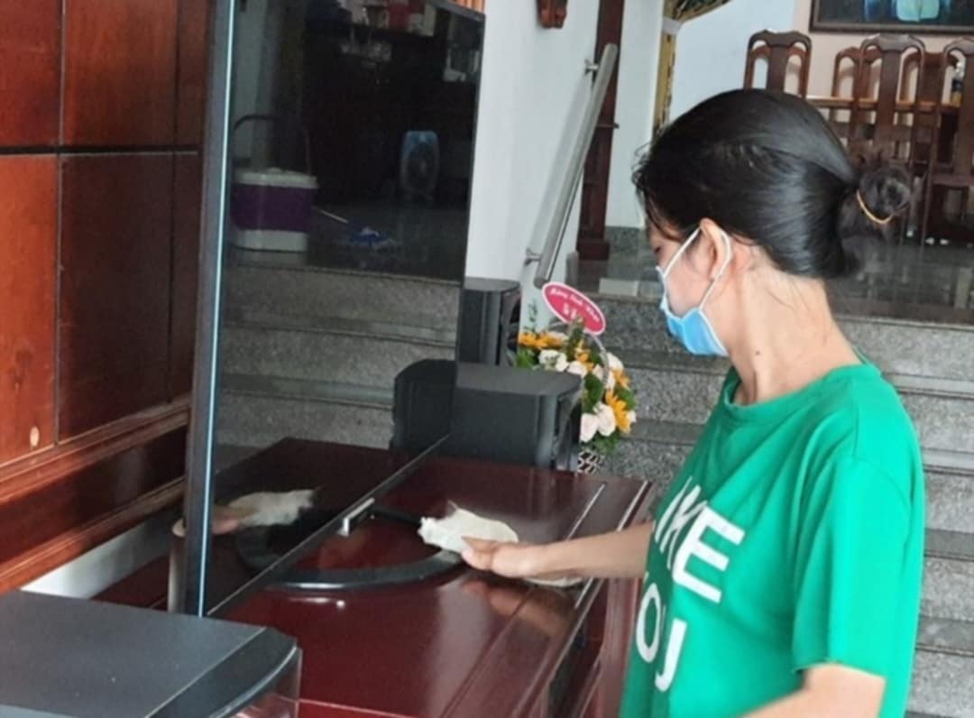 Female workers over 40 years old have few job opportunities due to the selection of employers. Photo: Hoa Le