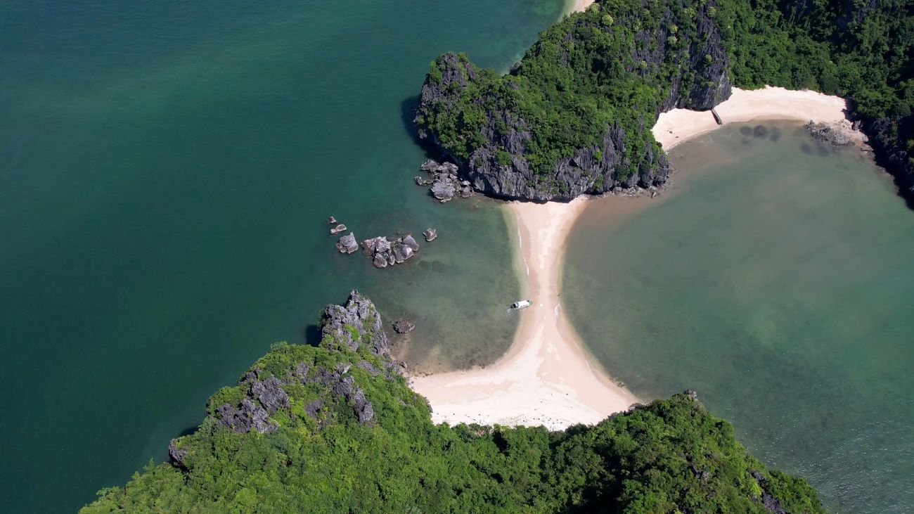 The Management Board of Ha Long Bay surveyed to propose to open sand beaches (in the photo) in the middle of Ha Long Bay to serve the world's billionaire guests. Photo: Nguyen Hung