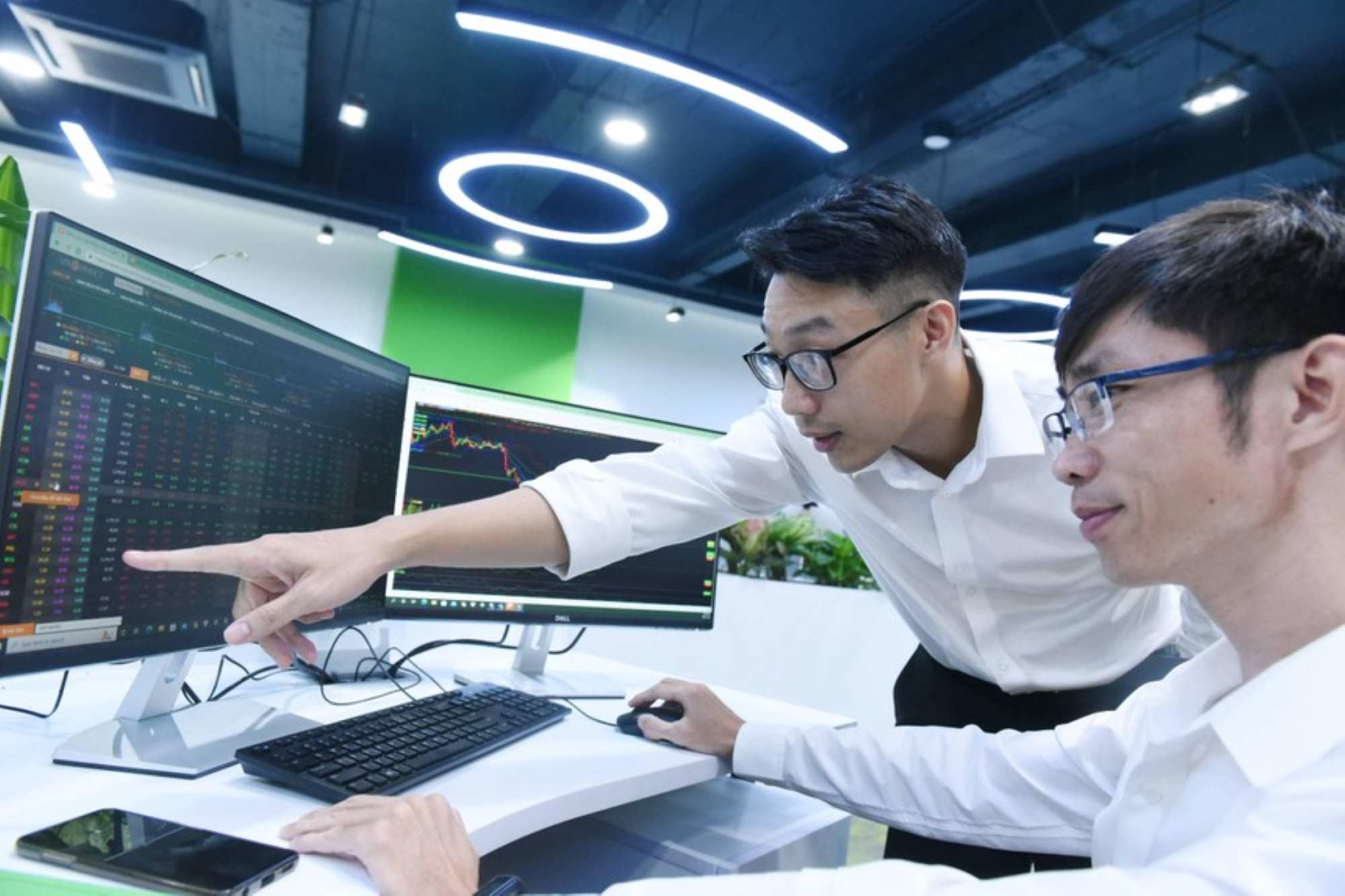 The VN-Index returns to conquer the peak of 1,300 points when the liquidity recovered. Photo: Le Toan