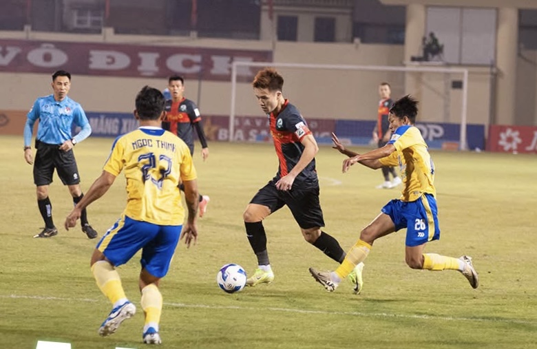 Hoang Duc needs to check the extent of the injury. Photo: PNB