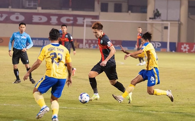 Hoang Duc needs to check the extent of the injury. Photo: PNB