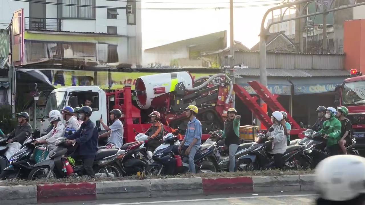 Doan duong qua khu vuc chay giao thong un u, nguoi dan di chuyen kho khan. Anh: Dong Hoang