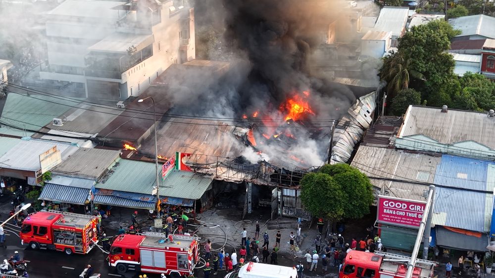 Fire at plastic warehouse in Ho Chi Minh City causes smoke and fire to cover residential areas