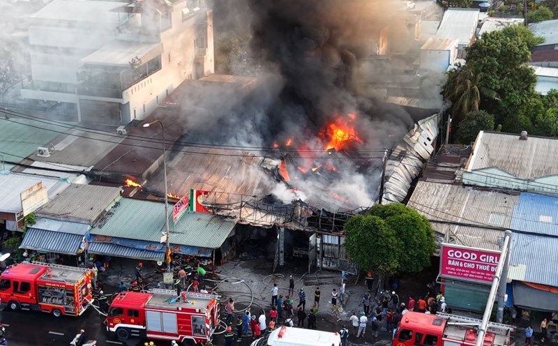 Fire at plastic warehouse in Ho Chi Minh City causes smoke and fire to cover residential areas