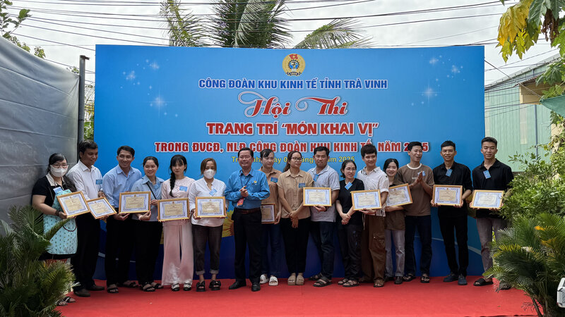 The Economic Zone Trade Union organizes a contest to decorate appetizers. Photo: Hoang Loc