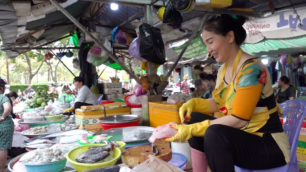The People's Committee of Pham Ngu Lao Ward, District 1 has launched a campaign to propagate and remind about the work of ensuring food hygiene and safety at the market.