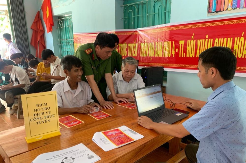Issuing a citizen identification card in Quan Hoa district, Thanh Hoa. Photo: CATH