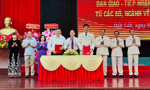Công an tỉnh Đắk Lắk tổ chức Lễ bàn giao và tiếp nhận chức năng, nhiệm vụ từ các sở, ngành. Ảnh: Bảo Trung