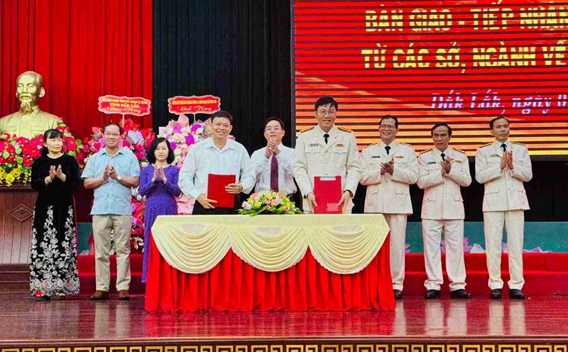 Dak Lak Provincial Police held a handover ceremony and received functions and tasks from departments and branches. Photo: Bao Trung