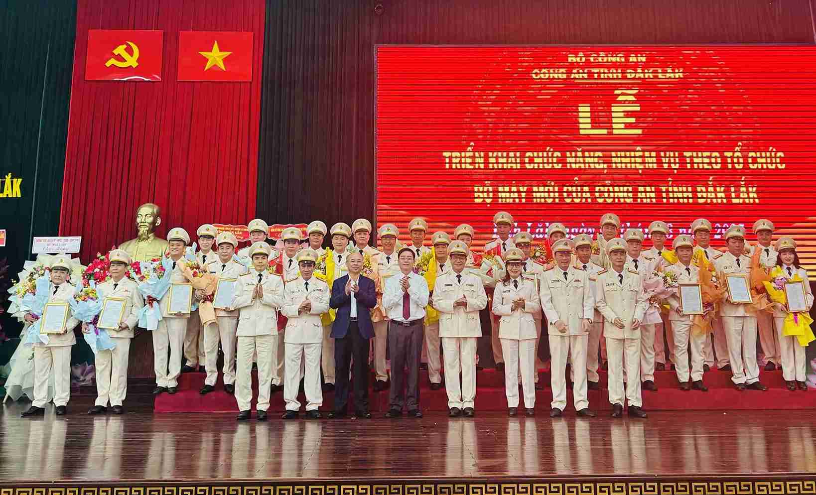 Dak Lak Provincial Police held a ceremony to deploy functions and tasks according to the new organizational structure. Photo: Bao Trung
