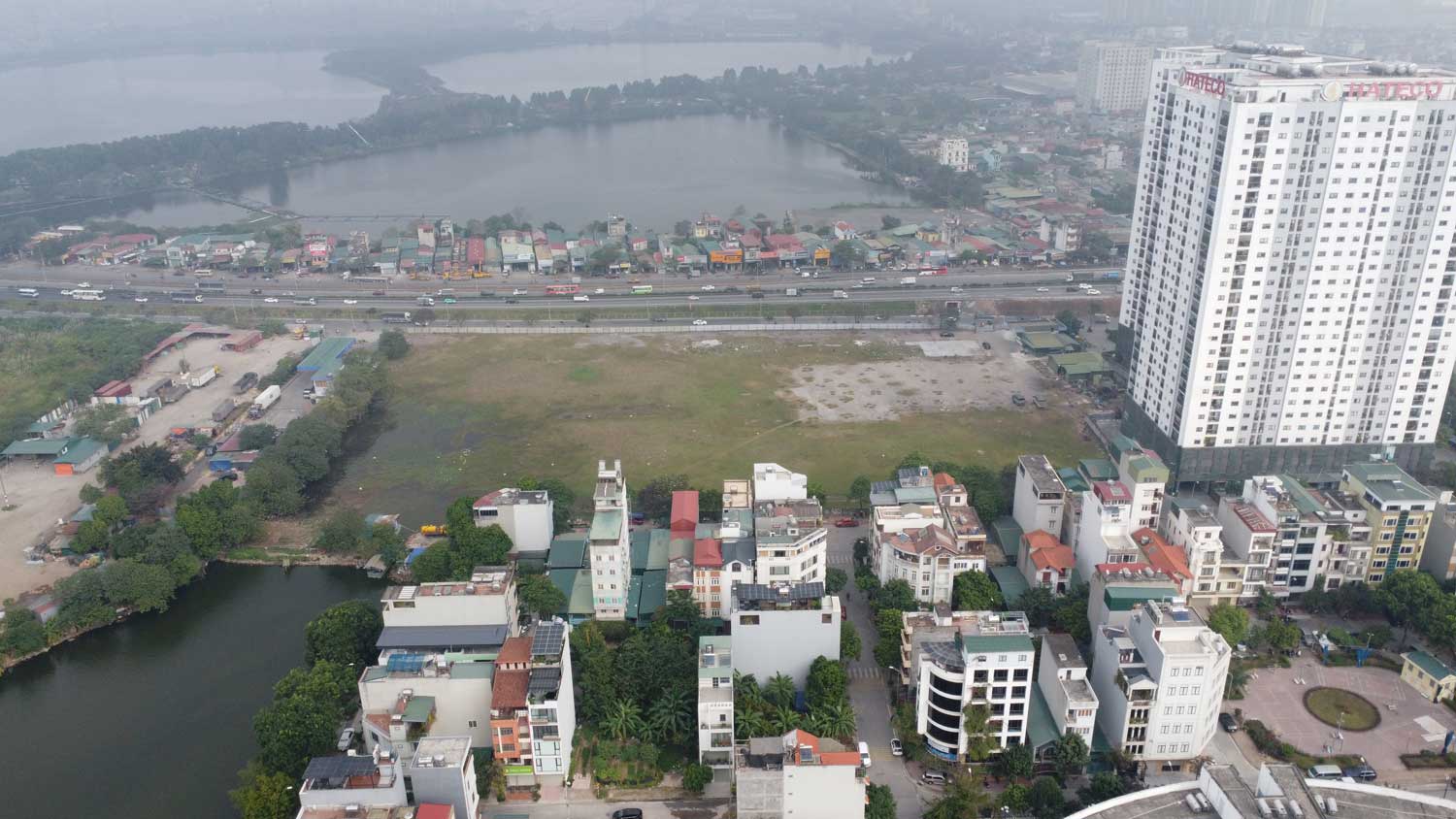 The planned land for the construction of Yen So Bus Station. Photo: Vinh Hoang