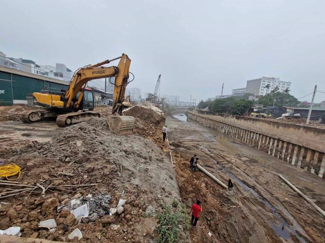 El proyecto de control de inundaciones de 7,000 mil millones de dong esta en construccion. Foto: Thu Giang