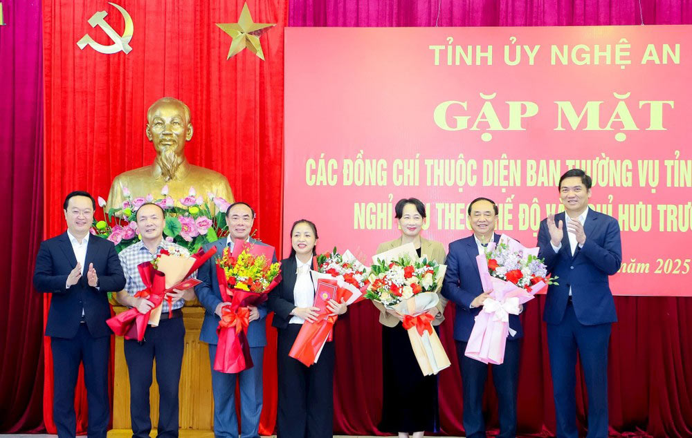 Leaders of Nghe An province presented flowers to cadres under the voluntary management of the Provincial Party Committee who retired before the age according to Decree 178 of the Government. Photo: Pham Bang