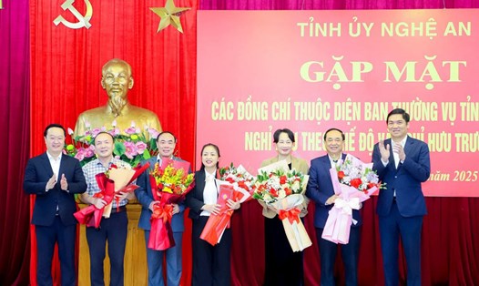 Lãnh đạo tỉnh Nghệ An tặng hoa cho các cán bộ thuộc diện Tỉnh ủy quản lý tự nguyện nghỉ hưu trước tuổi theo Nghị định 178 của Chính phủ. Ảnh: Phạm  Bằng