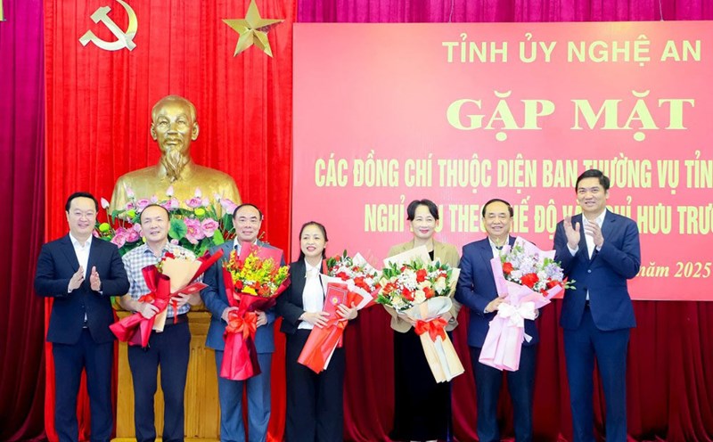 Leaders of Nghe An province presented flowers to cadres under the voluntary management of the Provincial Party Committee who retired before the age according to Decree 178 of the Government. Photo: Pham Bang