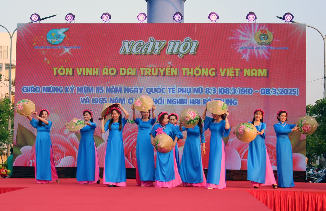 Ngày hội tôn vinh áo dài truyền thống Việt Nam do Hội Liên hiệp phụ nữ tỉnh phối hợp Liên đoàn lao động tỉnh An Giang tổ chức. Ảnh: Thanh Mai 