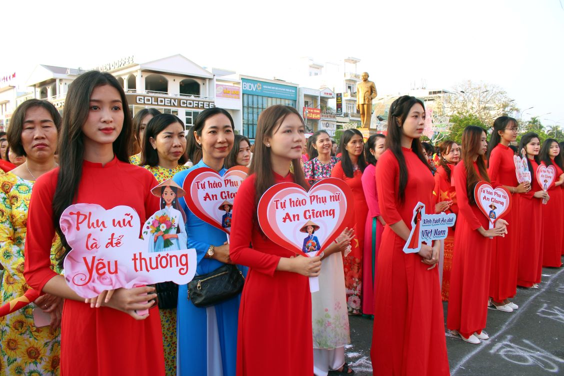 Sự kiện được dàn dựng nhiều chương trình, nội dung ý nghĩa, như lan toàn thông điệp tích cực về phái nữ: Phụ nữ là để yêu thương. Ảnh: Thanh Mai