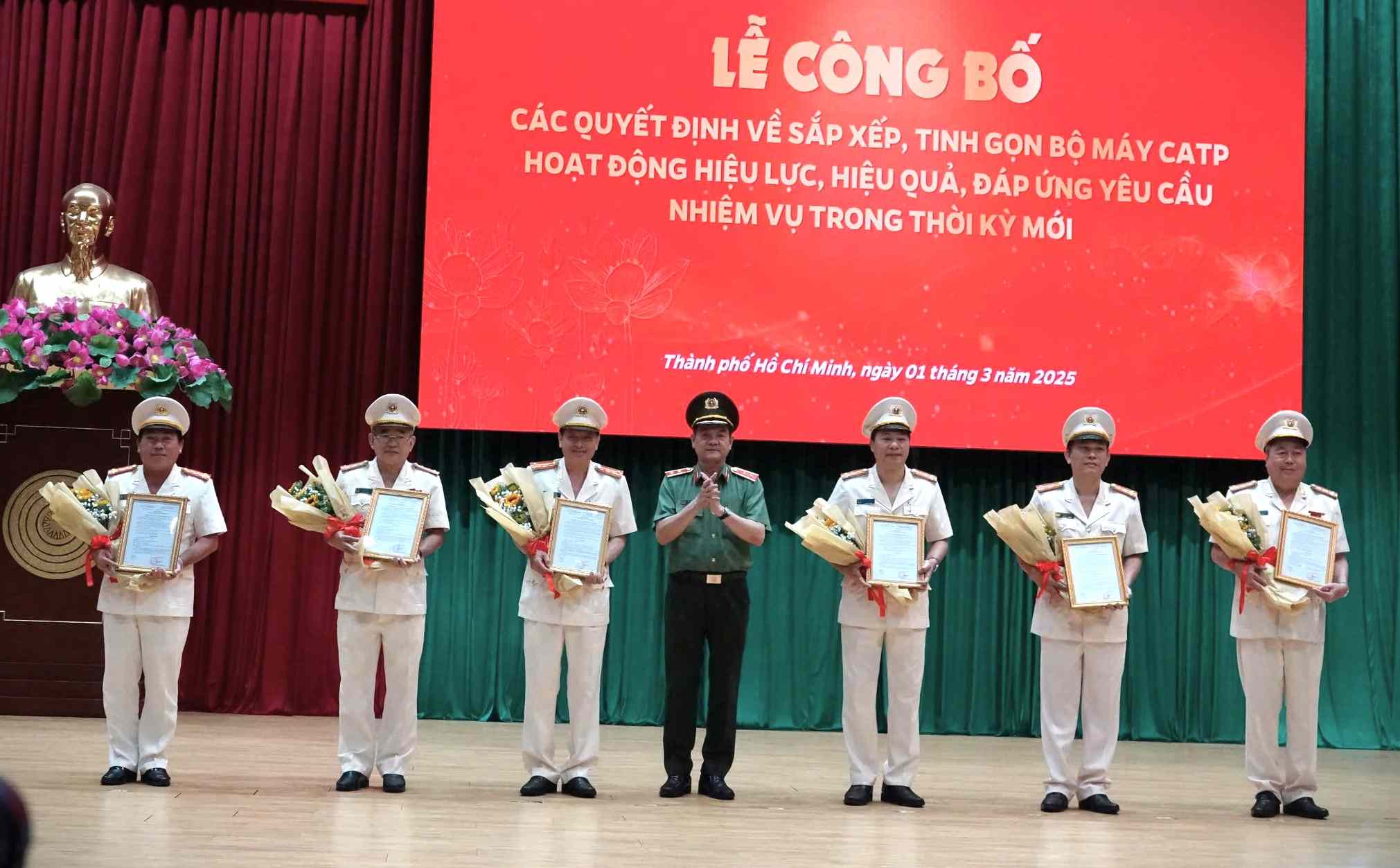 Director of Ho Chi Minh City Police Le Hong Nam presented the decision to 6 officers on leave pending retirement. Photo: Sy Dong