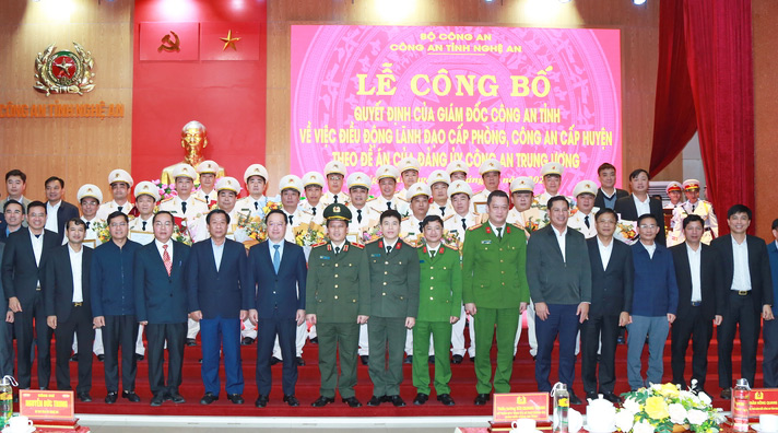 Leaders of the province, the Provincial Police, the Standing Committee of the District, City, Town Party Committee and departments, branches and sectors of Nghe An province congratulated 104 leaders of the department and district police for their transfer. Photo: Anh Ngoc