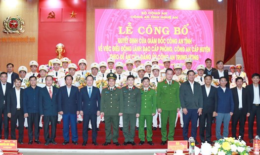 Lãnh đạo tỉnh, Công an tỉnh, Thường trực Huyện, Thành, Thị ủy và các sở, ban, ngành tỉnh Nghệ An chúc mừng 104 lãnh đạo cấp phòng, Công an cấp huyện được điều động. Ảnh: Anh Ngọc