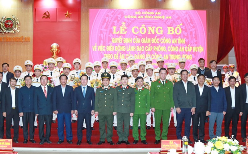 Leaders of the province, the Provincial Police, the Standing Committee of the District, City, Town Party Committee and departments, branches and sectors of Nghe An province congratulated 104 leaders of the department and district police for their transfer. Photo: Anh Ngoc