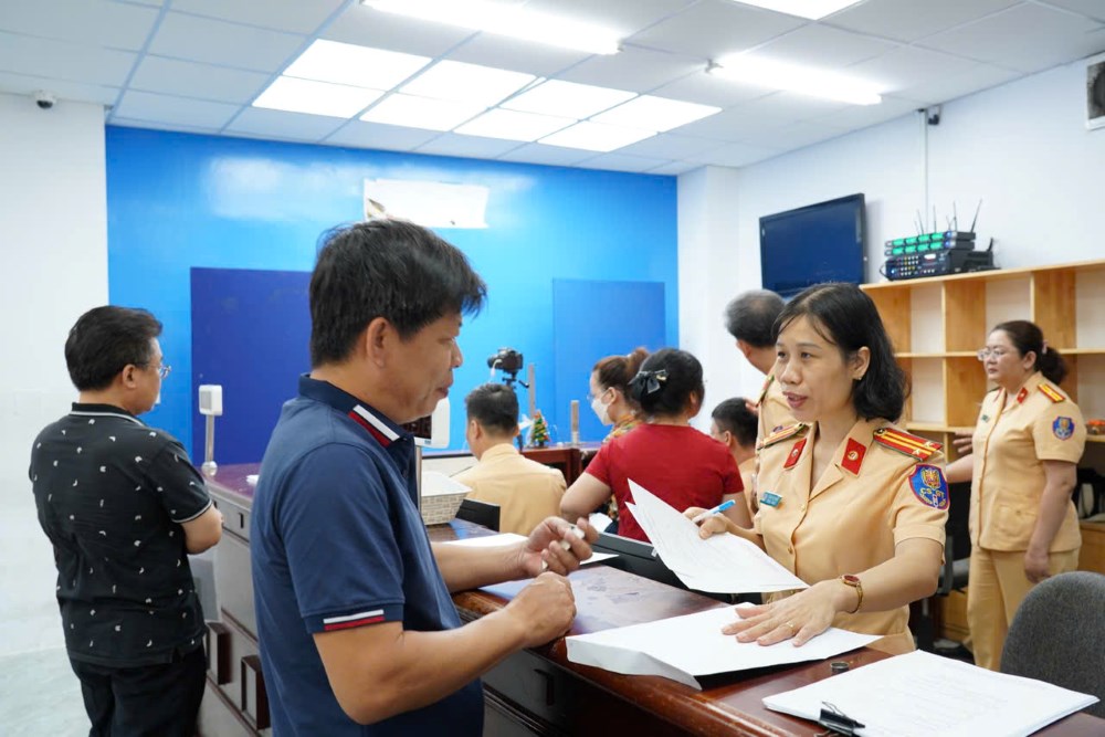 Police officers support people in procedures for granting and exchanging driving licenses at 252 Ly Chinh Thang, Ward 9, District 3, Ho Chi Minh City. Photo: Anh Tu