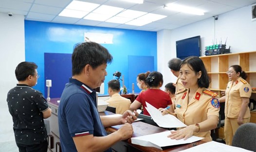 Cán bộ công an hỗ trợ người dân thủ tục cấp, đổi GPLX tại 252 Lý Chính Thắng, Phường 9, Quận 3, TPHCM. Ảnh: Anh Tú