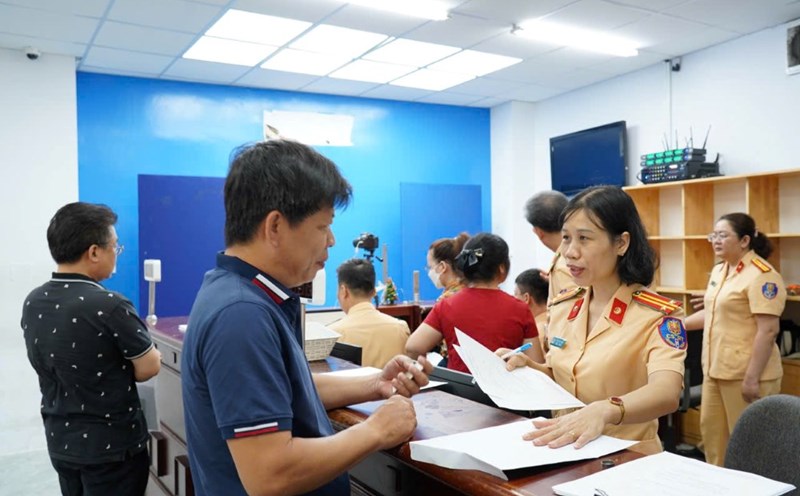 Police officers support people in procedures for granting and exchanging driving licenses at 252 Ly Chinh Thang, Ward 9, District 3, Ho Chi Minh City. Photo: Anh Tu