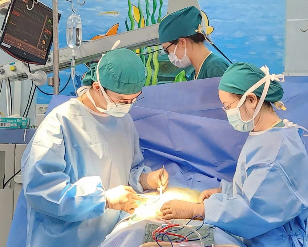 The doctor performed surgery on the child. Photo: BVCC