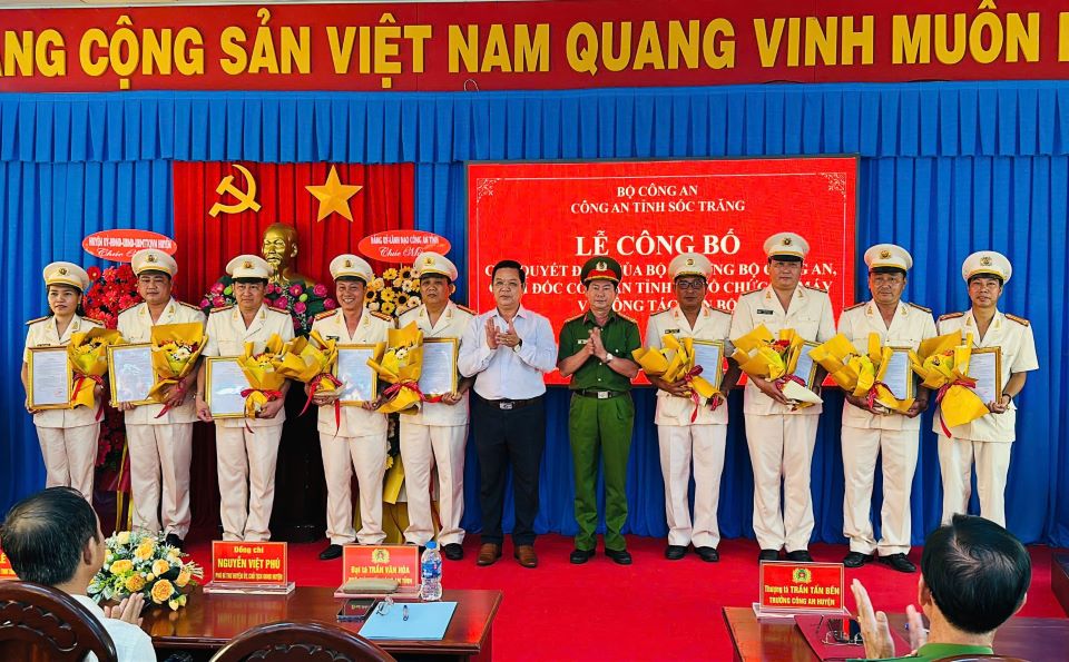 Lanh dao Cong an tinh Soc Trang va Huyen uy My Tu trao quyet dinh, chuc mung cac can bo cong an dieu dong ve cac xa, thi tran tren dia ban huyen. Anh: Quang Thuan