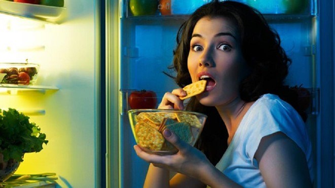 The habit of snacking late at night can cause worrying changes in health. Photo - AI: Ngoc Thuy